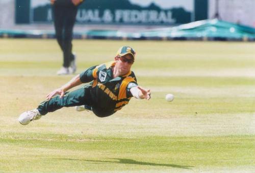 Jhonty rhodes - Diving to take a catch