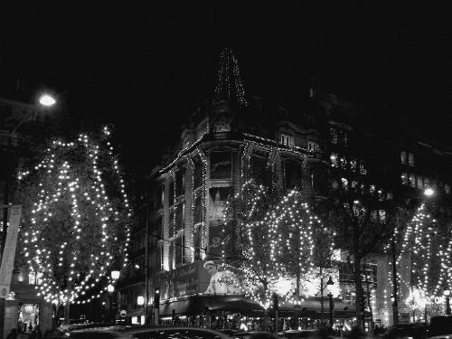 Christmas in Paris - on the Champs Elysées - Paris as if you were there ! I generally try to take a few photos during my movements around the french capital.