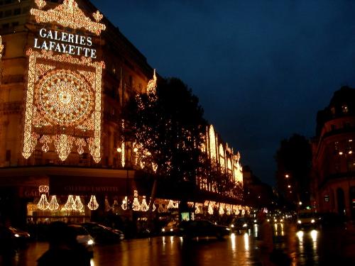 Christmas in Paris - Store wars, Galeries Lafayett - Galleries Lafayette Vs Printemps. The two venerable department stores on the one of the main shopping drags are currently going head to head in the christmas display stakes.