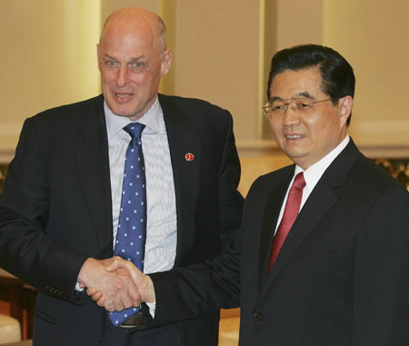 US, China officials work for economic integration - U.S. Treasury Secretary Henry Paulson (L) greets China's President Hu Jintao after the closing of the Strategic Economic Dialogue at the Great Hall of the People in Beijing December 15, 2006. [Reuters]