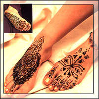 henna feets - henna on feets on a beauty parlor or may be fashion outlet at any corner. henna is applied in a good design.