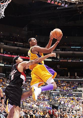 kobe bryant - boke bryant (8) in a action back dunk
