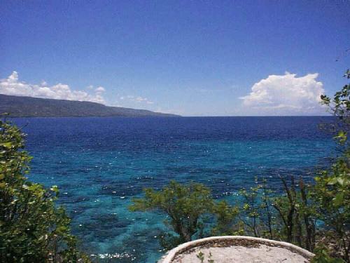 Sumilon Island - This is one of the beautiful spot in the Philippines and pride of my hometown, Oslob. Sumilon Island, at the southern tip of Cebu, was developed as a marine sanctuary by the Silliman University in Negros Oriental province west of Cebu. Snorkeling and diving are good as its waters are rich breeding areas for many marine species.Local Government Unit MUNICIPALITY OF OSLOB