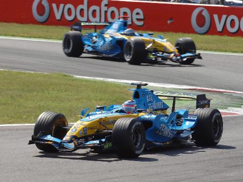 Fisichella leading Alonso - Race between Fisichella & Alonso