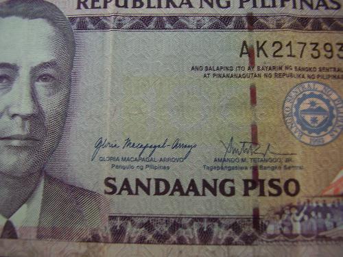 Mistake in our President's name on a 100 peso bill - this is a photo of a one hundred peso bill where our president's surname was misspelled.    Instead of arroyo it spelled as arrovo.  I think it is going to fetch a high price in the coin and money bill collectors' market.