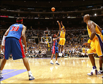 kobe in action - kobe shoots from 3