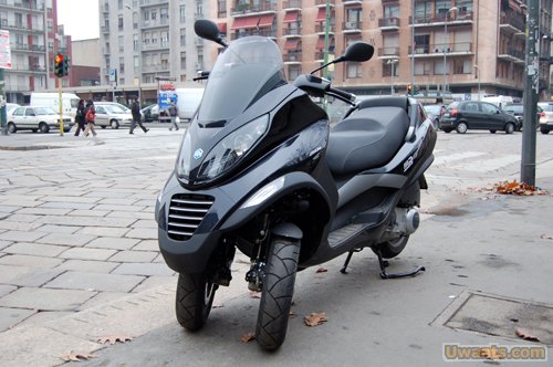 special motorbike. - Special motor bike in Milan, so cool got 2 wheel in front of it. but i think how it turn ar? so hard right?