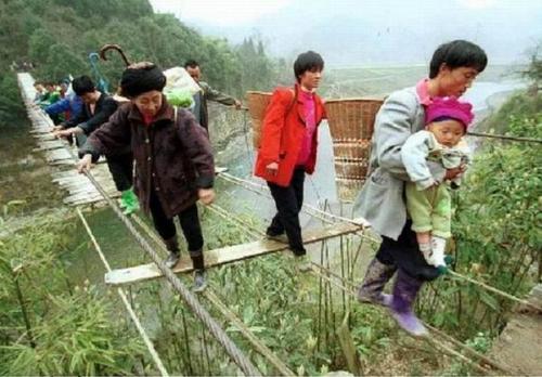 the most danger bridge in the world - so horrible, walk on a such bridge, i think i really die!