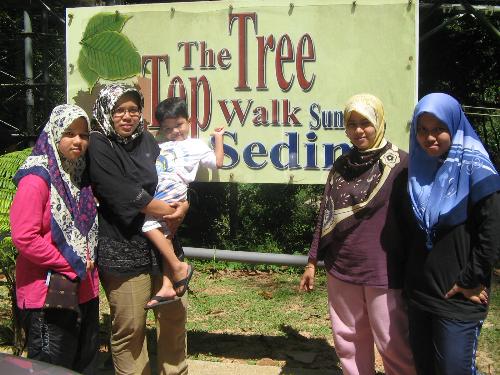 Papan Tanda Tree Top Walk - Isteri dan adik beradiknya berposing di depan papan tanda Tree Top Walk