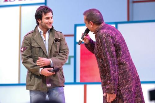 Saif Ali Khan - talking with the anchor