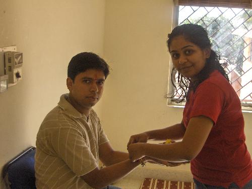 mY bIG B aND bIG dEE....rEALLY mISSING tHEM - mY bIG dEE aND bRO ,tHEY aRE rEALLY sWEET aND cARING. i lOVE tHEM mOST iN tHIS wORLD.