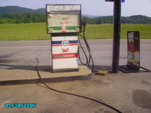 old pump - this is a old pump that still work it is in Etowah Tennessee. Is it not cool?