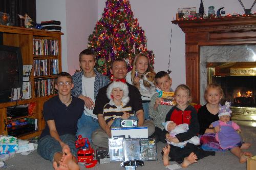 Family Yule 2oo6 - This is my family after all the opening of presents. :)