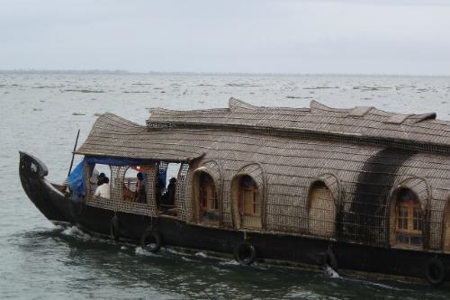 HoneyMonn Boat - This is the boat exclusively for HoneyMoon couple and also for a group who want to stay in back waters of Kerala for a whole day and night