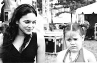 Norah Jones - norah with child girl