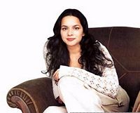 Norah Jones - sit in sofa