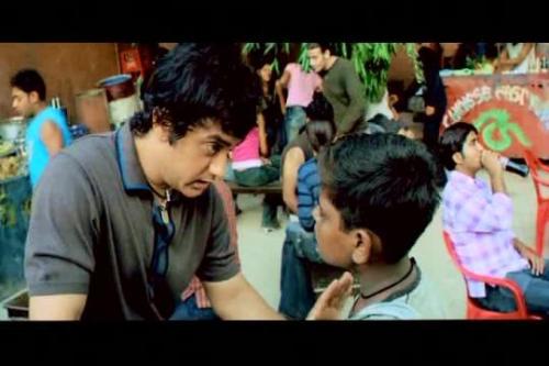 rang de basanti - Aamir talking to a child while practising his script.