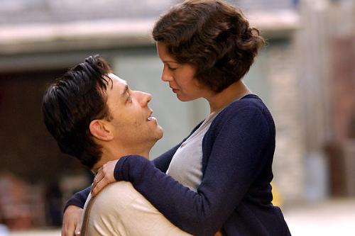 Renee and Russell in Cinderella Man - In the North American Great Depression, the former successful boxer James Braddock loses all his possessions and savings with the crash of the stock market. His beloved wife Mae Braddock and their three children survive to starvation and lack of heating and the daily difficulties supported by their love. In 1934, when Jim's couch and manager Joe Gould offers to him a chance to return to boxing, he becomes the symbol of hope of hopeless people in a ruined nation.