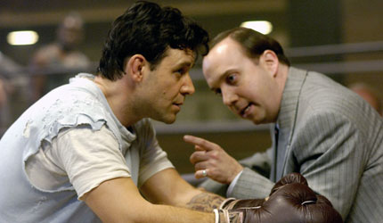 Russell Crowe with the coach boxing in the movie - In the North American Great Depression, the former successful boxer James Braddock loses all his possessions and savings with the crash of the stock market. His beloved wife Mae Braddock and their three children survive to starvation and lack of heating and the daily difficulties supported by their love. In 1934, when Jim's couch and manager Joe Gould offers to him a chance to return to boxing, he becomes the symbol of hope of hopeless people in a ruined nation.