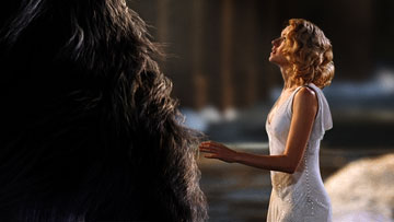 king kong - Ann (Naomi Watts) approaches Kong