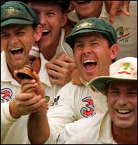 australians-- lifting the ashes again!! - ricky ponting,shane warne,brett lee can be seen in the picture........
