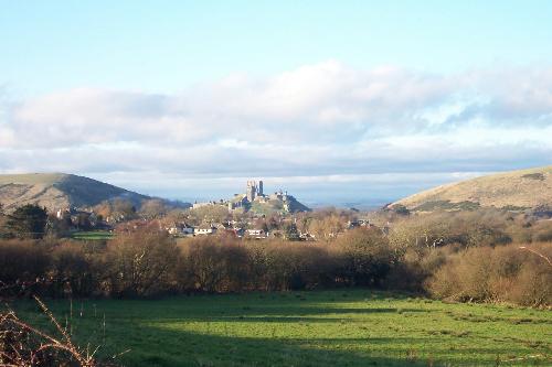 Corfe Castle, Dorset - Besieged by Oliver Cromwell, this ruined castle still attracts thousands of visitors from all over the world. Personally I wouldn't go near it as it seems totally unsafe to me. Anyway, I'd rather see it rebuilt to how it was. The local countryside is typical of why travellers the world over agree that England is stunningly beautiful.