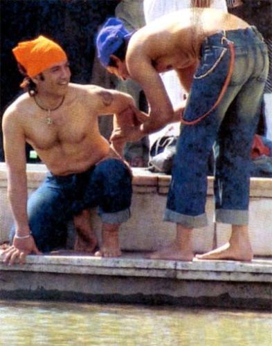 Rang De Basanti - Aamir Khan and Sharman Joshi sharing a nice movement while shooting in a Gurdwara for Rakesh Mehra's 'Rang De Basanti'.
