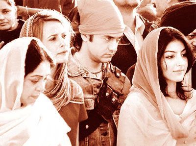 Rang De Basanti - Indian actors Aamir Khan, Soha Ali Khan, Kiron Kher and British actress, Alice Patton in a Gurdwara. Picture taken from the scene of Rakesh Mehra's 'Rang De Basanti'.