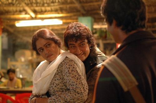 Rang De Basanti - Actors Aamir Khan and Kiron Kher shooting for Rakesh Mehra's 'Rang De Basanti'.