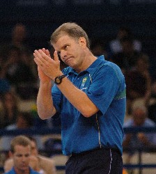 bernardinho - Os números de Bernardinho na seleção principal até dezembro de 2006. - 198 jogos - 180 vitórias - 18 derrotas - 91% de aproveitamento - Primeiro jogo: 4/5/2001 - Brasil 3 x 0 Noruega - 21 campeonatos disputados com 17 títulos conquistados  Técnico da Seleção Brasileira de Vôlei Masculino e levantador eterno reserva do hábil William, ele é, antes de tudo, um homem perseverante, tenaz. Tornou-se treinador e levou esse perfil para as equipes que comanda. Não demorou a fazer o mesmo em palestras motivacionais.  Bernardinho é capaz de operar o que alguns especialistas do vôlei classificam como autênticos “milagres”, como fazer o gigante Rodrigão, até então um meio-de-rede que se destaca apenas pelos seus 2,05 metros de altura, em um eficientíssimo bloqueador, titular da melhor seleção do mundo. É um de seus pontos fortes, motivar, fazer com que acreditem que é possível ir além.  Essa capacidade de motivar as pessoas é utilizada como trunfo por empresas que o contratam para bem-sucedidas palestras. A agenda de Bernardinho é apertada, afinal, a seleção de vôlei está quase que permanentemente treinando e disputando títulos pelo mundo. Isso faz com que sua presença em eventos de organizações torne-se mais rara, e cara.  A apresentação do que chama de “Roda da Excelência” costuma impressionar os espectadores. Com ela, ele mostra que um trabalho deve girar sobre o eixo do planejamento. “É importante ter metas, mas também é fundamental planejar cuidadosamente cada passo para atingi-las”, costuma repetir.  Outras frases de Bernardinho martelam as cabeças de quem acompanha suas palestras com atenção: “A vontade de se preparar tem que ser maior do que a vontade de vencer. Vencer será conseqüência da boa preparação”, repete ele. Para o técnico, se cada pessoa levar essa mentalidade para a própria vida, é possível alcançar um patamar de excelência.  Bernardinho costuma ser objetivo e faz ligações entre a situação vivida pelo pessoal da companhia e aquelas que ele vivenciou, e ainda enfrenta no próprio dia-a-dia como treinador. Os elogios chovem. Há quem saia dos eventos dizendo que “a palestra do Bernardinho é um verdadeiro ace, o ponto marcado no saque num jogo de voleibol”. A busca da excelência, além de tema central, é sua meta constante.  Obcecado pela vitória e pela perfeição, o ex-levantador também costuma se preocupar com a derrota, para que ela não abale a ponto de impedir que o time se levante novamente. Por isso, lembra sempre a todos: “A vida nem sempre é feita de sucessos. O nosso compromisso não é ganhar, é continuar fazendo”. E vai além, frisando que uma equipe só funciona bem com integração, esforço e respeito mútuo de todos. Seja qual for o ambiente de trabalho, uma quadra, um gramado, um escritório, uma fábrica.  Bernardinho admite que se transformou num grande técnico mais por obstinação do que por talento. “Trabalhe para resistir e responder à altura a todos esses novos desafios”, ensina. Hoje, ele lidera, planeja e usa métodos que fazem com que consiga seus objetivos. Se isso funciona nos treinamentos e jogos, quando ele aparece na TV, aos berros, mantendo seus jogadores absolutamente ligados, nas palestras não é diferente. A única mudança é nas reações. Como não há uma bola no ar e um ponto decisivo em jogo, ele mantém
