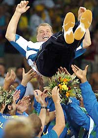 Bernardinho - Os números de Bernardinho na seleção principal até dezembro de 2006. - 198 jogos - 180 vitórias - 18 derrotas - 91% de aproveitamento - Primeiro jogo: 4/5/2001 - Brasil 3 x 0 Noruega - 21 campeonatos disputados com 17 títulos conquistados  Técnico da Seleção Brasileira de Vôlei Masculino e levantador eterno reserva do hábil William, ele é, antes de tudo, um homem perseverante, tenaz. Tornou-se treinador e levou esse perfil para as equipes que comanda. Não demorou a fazer o mesmo em palestras motivacionais.  Bernardinho é capaz de operar o que alguns especialistas do vôlei classificam como autênticos “milagres”, como fazer o gigante Rodrigão, até então um meio-de-rede que se destaca apenas pelos seus 2,05 metros de altura, em um eficientíssimo bloqueador, titular da melhor seleção do mundo. É um de seus pontos fortes, motivar, fazer com que acreditem que é possível ir além.  Essa capacidade de motivar as pessoas é utilizada como trunfo por empresas que o contratam para bem-sucedidas palestras. A agenda de Bernardinho é apertada, afinal, a seleção de vôlei está quase que permanentemente treinando e disputando títulos pelo mundo. Isso faz com que sua presença em eventos de organizações torne-se mais rara, e cara.  A apresentação do que chama de “Roda da Excelência” costuma impressionar os espectadores. Com ela, ele mostra que um trabalho deve girar sobre o eixo do planejamento. “É importante ter metas, mas também é fundamental planejar cuidadosamente cada passo para atingi-las”, costuma repetir.  Outras frases de Bernardinho martelam as cabeças de quem acompanha suas palestras com atenção: “A vontade de se preparar tem que ser maior do que a vontade de vencer. Vencer será conseqüência da boa preparação”, repete ele. Para o técnico, se cada pessoa levar essa mentalidade para a própria vida, é possível alcançar um patamar de excelência.  Bernardinho costuma ser objetivo e faz ligações entre a situação vivida pelo pessoal da companhia e aquelas que ele vivenciou, e ainda enfrenta no próprio dia-a-dia como treinador. Os elogios chovem. Há quem saia dos eventos dizendo que “a palestra do Bernardinho é um verdadeiro ace, o ponto marcado no saque num jogo de voleibol”. A busca da excelência, além de tema central, é sua meta constante.  Obcecado pela vitória e pela perfeição, o ex-levantador também costuma se preocupar com a derrota, para que ela não abale a ponto de impedir que o time se levante novamente. Por isso, lembra sempre a todos: “A vida nem sempre é feita de sucessos. O nosso compromisso não é ganhar, é continuar fazendo”. E vai além, frisando que uma equipe só funciona bem com integração, esforço e respeito mútuo de todos. Seja qual for o ambiente de trabalho, uma quadra, um gramado, um escritório, uma fábrica.  Bernardinho admite que se transformou num grande técnico mais por obstinação do que por talento. “Trabalhe para resistir e responder à altura a todos esses novos desafios”, ensina. Hoje, ele lidera, planeja e usa métodos que fazem com que consiga seus objetivos. Se isso funciona nos treinamentos e jogos, quando ele aparece na TV, aos berros, mantendo seus jogadores absolutamente ligados, nas palestras não é diferente. A única mudança é nas reações.