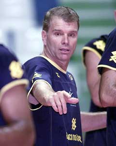 Bernardinho - Os números de Bernardinho na seleção principal até dezembro de 2006. - 198 jogos - 180 vitórias - 18 derrotas - 91% de aproveitamento - Primeiro jogo: 4/5/2001 - Brasil 3 x 0 Noruega - 21 campeonatos disputados com 17 títulos conquistados  Técnico da Seleção Brasileira de Vôlei Masculino e levantador eterno reserva do hábil William, ele é, antes de tudo, um homem perseverante, tenaz. Tornou-se treinador e levou esse perfil para as equipes que comanda. Não demorou a fazer o mesmo em palestras motivacionais.  Bernardinho é capaz de operar o que alguns especialistas do vôlei classificam como autênticos “milagres”, como fazer o gigante Rodrigão, até então um meio-de-rede que se destaca apenas pelos seus 2,05 metros de altura, em um eficientíssimo bloqueador, titular da melhor seleção do mundo. É um de seus pontos fortes, motivar, fazer com que acreditem que é possível ir além.  Essa capacidade de motivar as pessoas é utilizada como trunfo por empresas que o contratam para bem-sucedidas palestras. A agenda de Bernardinho é apertada, afinal, a seleção de vôlei está quase que permanentemente treinando e disputando títulos pelo mundo. Isso faz com que sua presença em eventos de organizações torne-se mais rara, e cara.  A apresentação do que chama de “Roda da Excelência” costuma impressionar os espectadores. Com ela, ele mostra que um trabalho deve girar sobre o eixo do planejamento. “É importante ter metas, mas também é fundamental planejar cuidadosamente cada passo para atingi-las”, costuma repetir.  Outras frases de Bernardinho martelam as cabeças de quem acompanha suas palestras com atenção: “A vontade de se preparar tem que ser maior do que a vontade de vencer. Vencer será conseqüência da boa preparação”, repete ele. Para o técnico, se cada pessoa levar essa mentalidade para a própria vida, é possível alcançar um patamar de excelência.  Bernardinho costuma ser objetivo e faz ligações entre a situação vivida pelo pessoal da companhia e aquelas que ele vivenciou, e ainda enfrenta no próprio dia-a-dia como treinador. Os elogios chovem. Há quem saia dos eventos dizendo que “a palestra do Bernardinho é um verdadeiro ace, o ponto marcado no saque num jogo de voleibol”. A busca da excelência, além de tema central, é sua meta constante.  Obcecado pela vitória e pela perfeição, o ex-levantador também costuma se preocupar com a derrota, para que ela não abale a ponto de impedir que o time se levante novamente. Por isso, lembra sempre a todos: “A vida nem sempre é feita de sucessos. O nosso compromisso não é ganhar, é continuar fazendo”. E vai além, frisando que uma equipe só funciona bem com integração, esforço e respeito mútuo de todos. Seja qual for o ambiente de trabalho, uma quadra, um gramado, um escritório, uma fábrica.  Bernardinho admite que se transformou num grande técnico mais por obstinação do que por talento. “Trabalhe para resistir e responder à altura a todos esses novos desafios”, ensina. Hoje, ele lidera, planeja e usa métodos que fazem com que consiga seus objetivos. Se isso funciona nos treinamentos e jogos, quando ele aparece na TV, aos berros, mantendo seus jogadores absolutamente ligados, nas palestras não é diferente. A única mudança é nas reações.