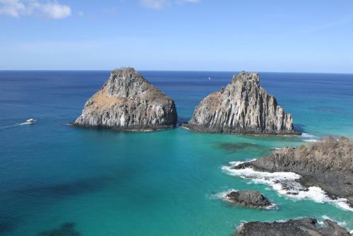 Fernando de Noronha - O Arquipélago de Fernando de Noronha, com seu rico ecossistema e uma beleza natural estonteante, sempre despertou a atenção de povos de todas as partes do planeta, interessados em conhecer de perto esse verdadeiro oásis, que parece perdido em meio à imensidão azul.  The Archipelago of Fernando De Noronha, with its rich ecosystem and a estonteante natural beauty, always despertou the attention of peoples of all the parts of the planet, interested in knowing of close this true oasis, that seems lost in way to the blue imensidão.