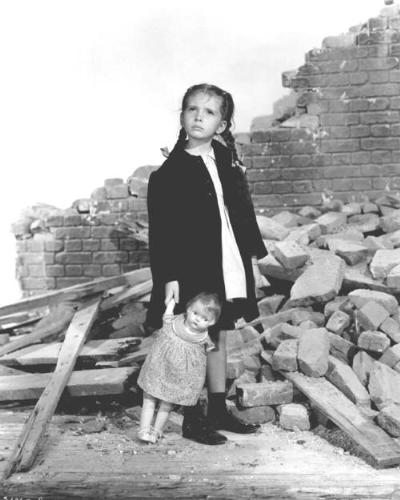 Margaret O'Brien - Margaret O'Brien on set