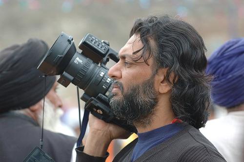 On The Sets: Rang De Basanti - Director Rakesh Mehra holding a camera while on the sets.