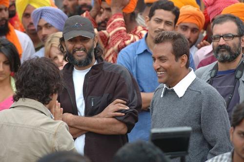 On The Sets: Rang De Basanti - The makers of the movie smiling alongwith the lead actor, Aamir Khan.