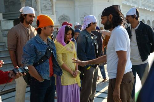 On The Sets: Rang De Basanti - Film-maker Rakesh Mehra explaining the scene to the cast at Gurdwara in Punjab, India.