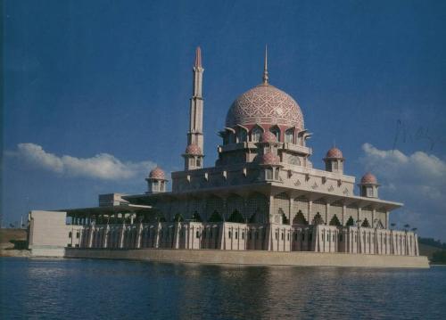 putrajaya mosque - This mosque was build  with the born of Putrajaya in early 1990th. It is the image of new Malaysian generation.  Do you want to visit it? Came and visit Malaysia in 2007.