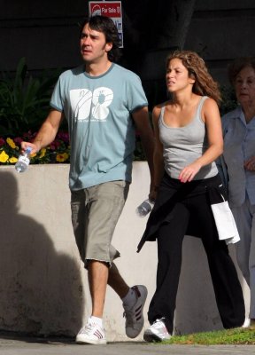 Shakira - Walking with Jaume in Beverly Hills, Ca on February 9, 2006