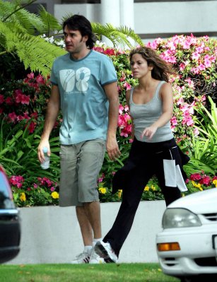 Shakira - Walking with Jaume in Beverly Hills, Ca on February 9, 2006