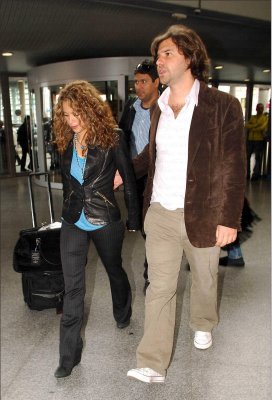 Shakira - Shakira & Antonio take the train to Sevilla on March 23, 2006