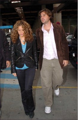 Shakira - Shakira & Antonio take the train to Sevilla on March 23, 2006
