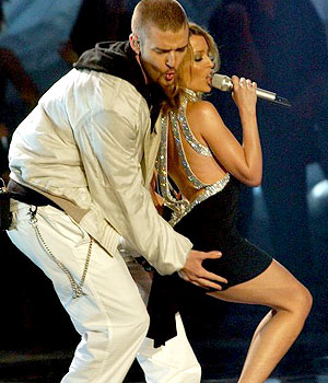 justin timberlake - justin whit madona in the concert...who in the wolrd can they do such a thing in the public? i dont understand...
