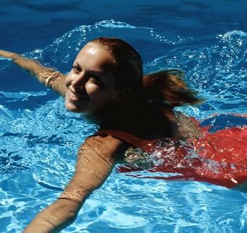 swimming - A girl swimming in a swimming pool.