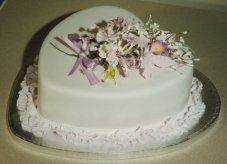Mother's Day Heart Cake - Isn't this a pretty Mother's Day cake.
