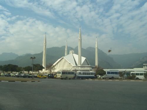 faisal mosque pakistan - well this picturewaspersonally taken by me, of faisal mosque, which is situated in islamabad, pakistan. it is the largest mosque in asia. and the sepcial feature about this mosque is that, there r no pillars inside the whole mosque. the whole sturucture is standing on the walls only. i hope ppl gonna like it