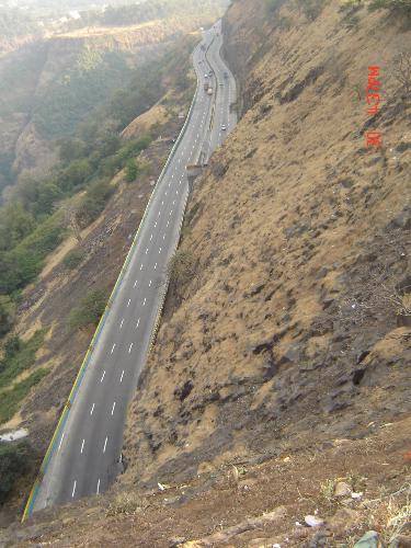 its a mumbaipune expressway - its really a pleasure to drive on the express way.