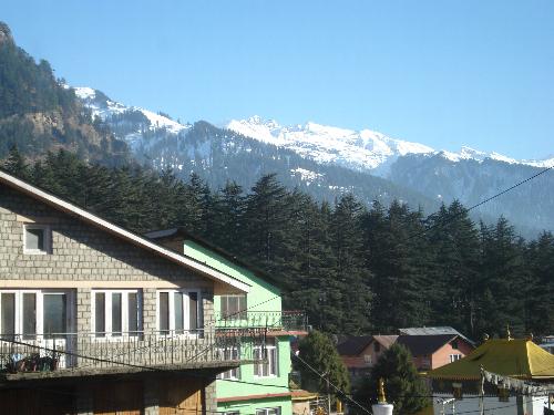 Strange place - This pic was taken by my DSC W 70, when i visited manali, a hillstation in INDIA.  See the snow.....seeping down from the mountain heads......impeccable view !