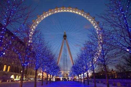 London Eye Twilight April 2006 - This is a featured picture. We believe it is one of the finest images on the Wikimedia Commons. If you have an image of similar quality that can be published under a suitable copyright license, be sure to upload it, tag it, and nominate it. 	This image was selected as a picture of the day for June 17, 2006. It was captioned as followed: English: The London Eye, viewed from the rear. Deutsch: Das London Eye von der Rückseite gesehen Français : La grande roue du London Eye, vue de l’arrière (avril 2006). Español: London Eye