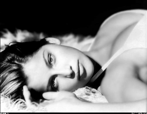 picture - its about a beautiful woman .... she is jenious... her figure is great.... and also her sexaple...